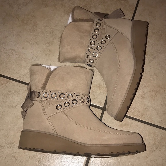 Women’s UGG ALISIA FAWN MINI BOOTS - Picture 2 of 9